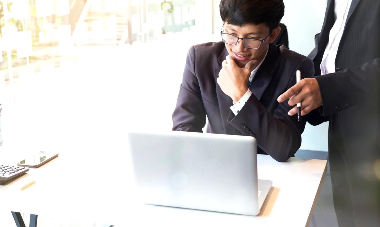 Budgetplanung und Finanzübersicht auf dem Schreibtisch