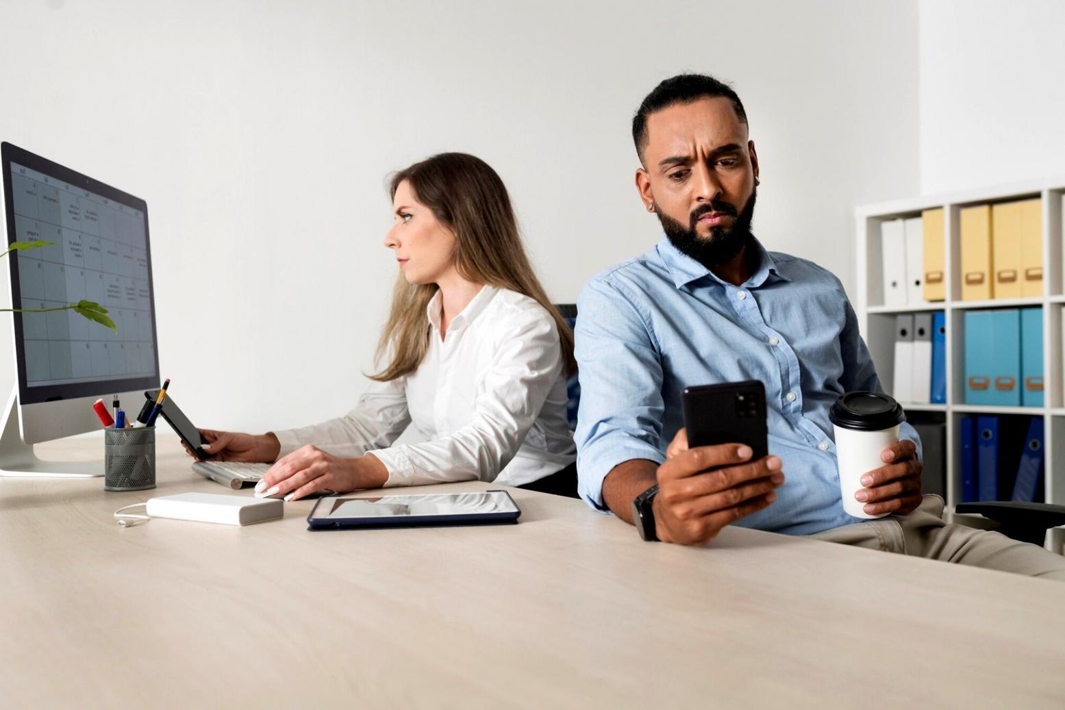 Teilnehmer während eines interaktiven Webinars zur Budgetplanung