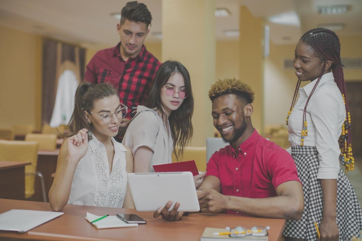 Teilnehmer arbeiten gemeinsam an Budget-Übungen