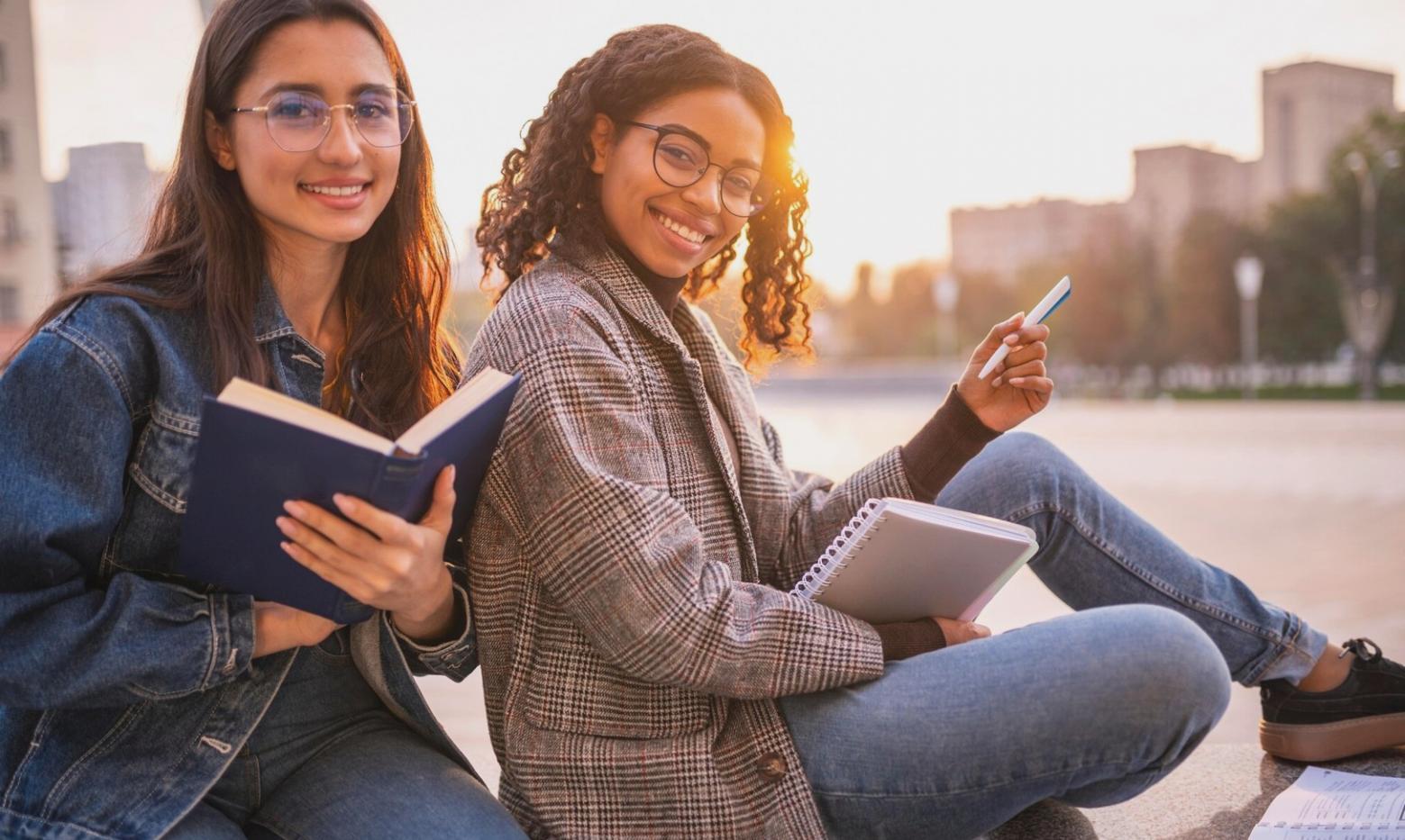 Moderne Arbeitsumgebung mit Fokus auf Finanzanalyse und Budgetplanung